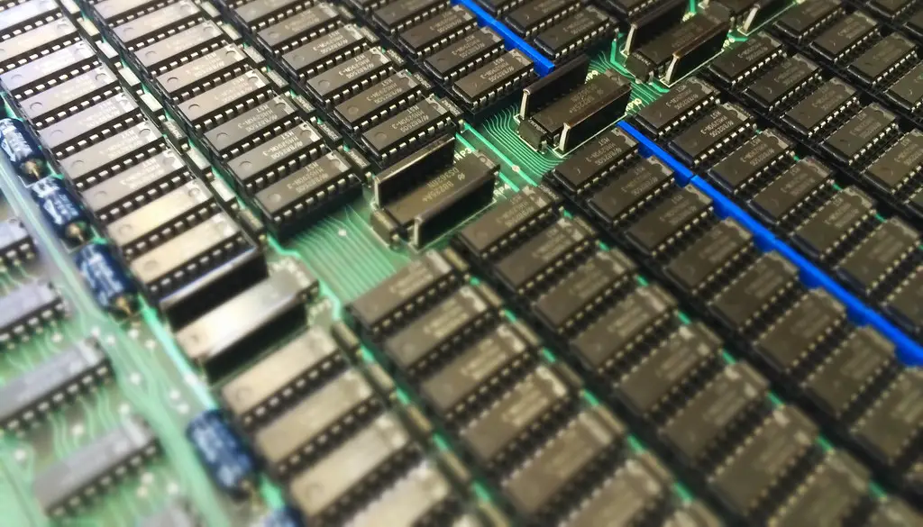 Close-up of memory modules on a circuit board, illustrating the RAM-versus-disk analogy for agent memory